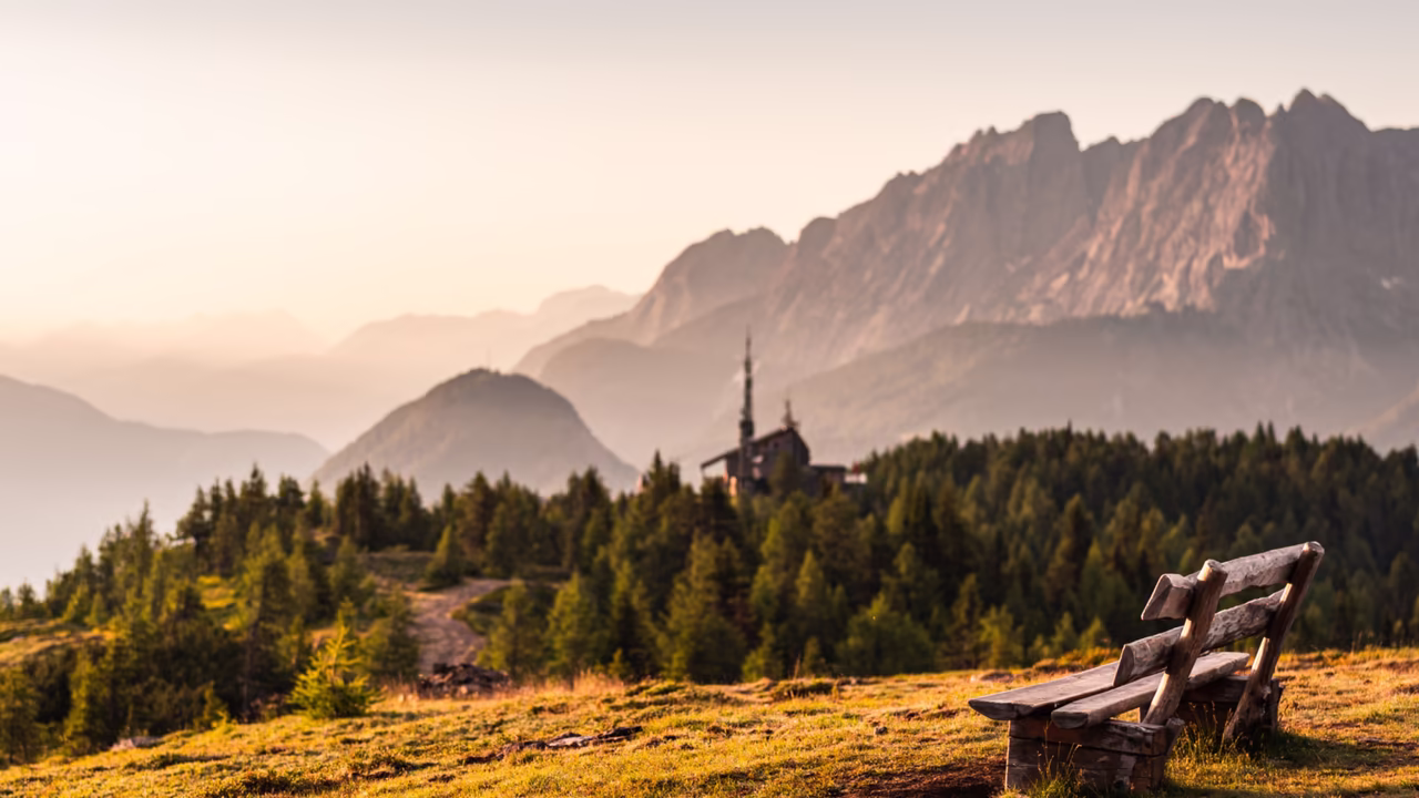 Bergpanorama mit leerer Bank