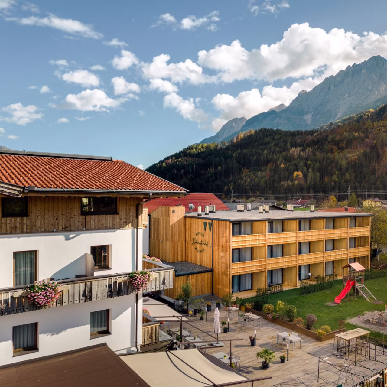 Unsere neuen Natur-Suiten neben dem Dolomitenhof. ©  Martin Lugger 