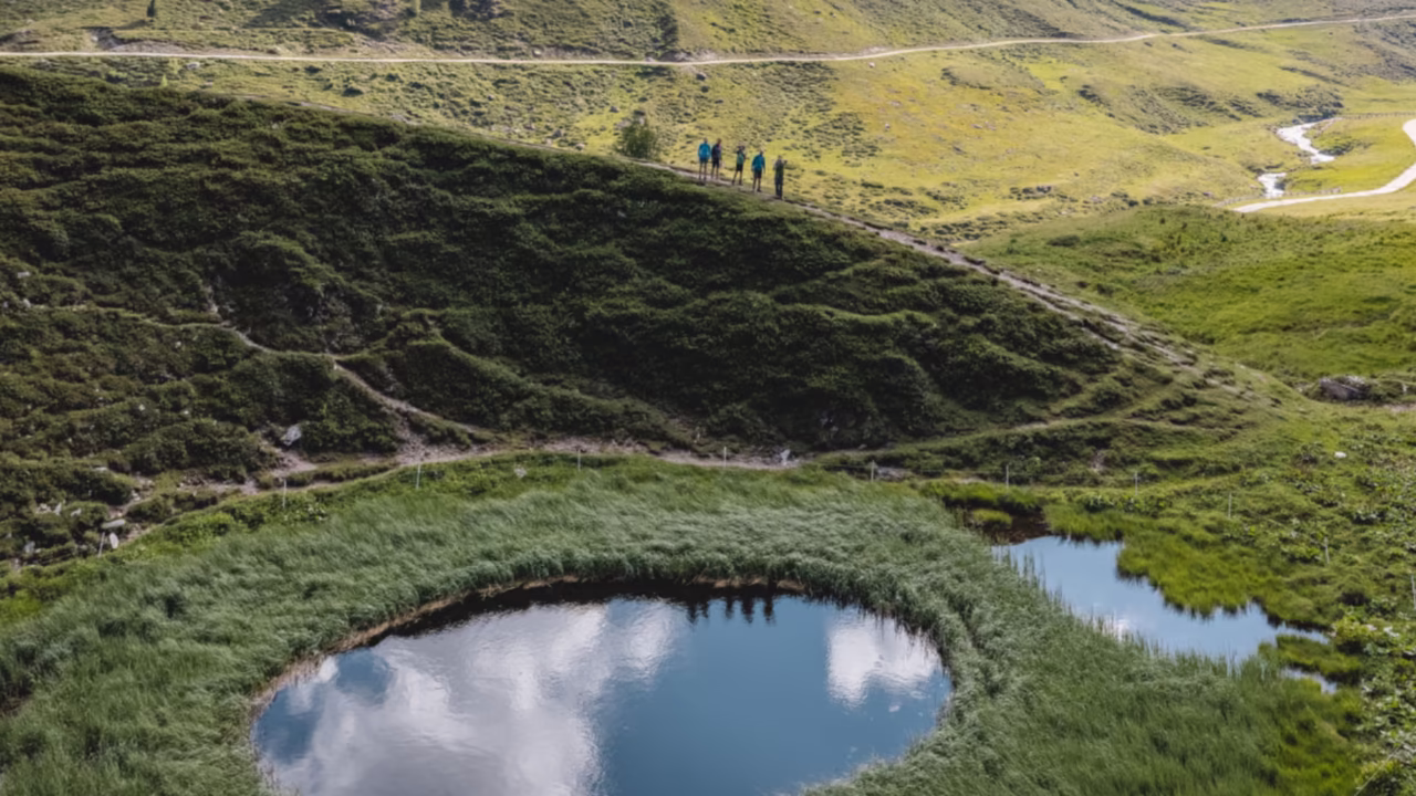 Zwei kleine Bergseen von oben Fotografiert im Bergpanorama