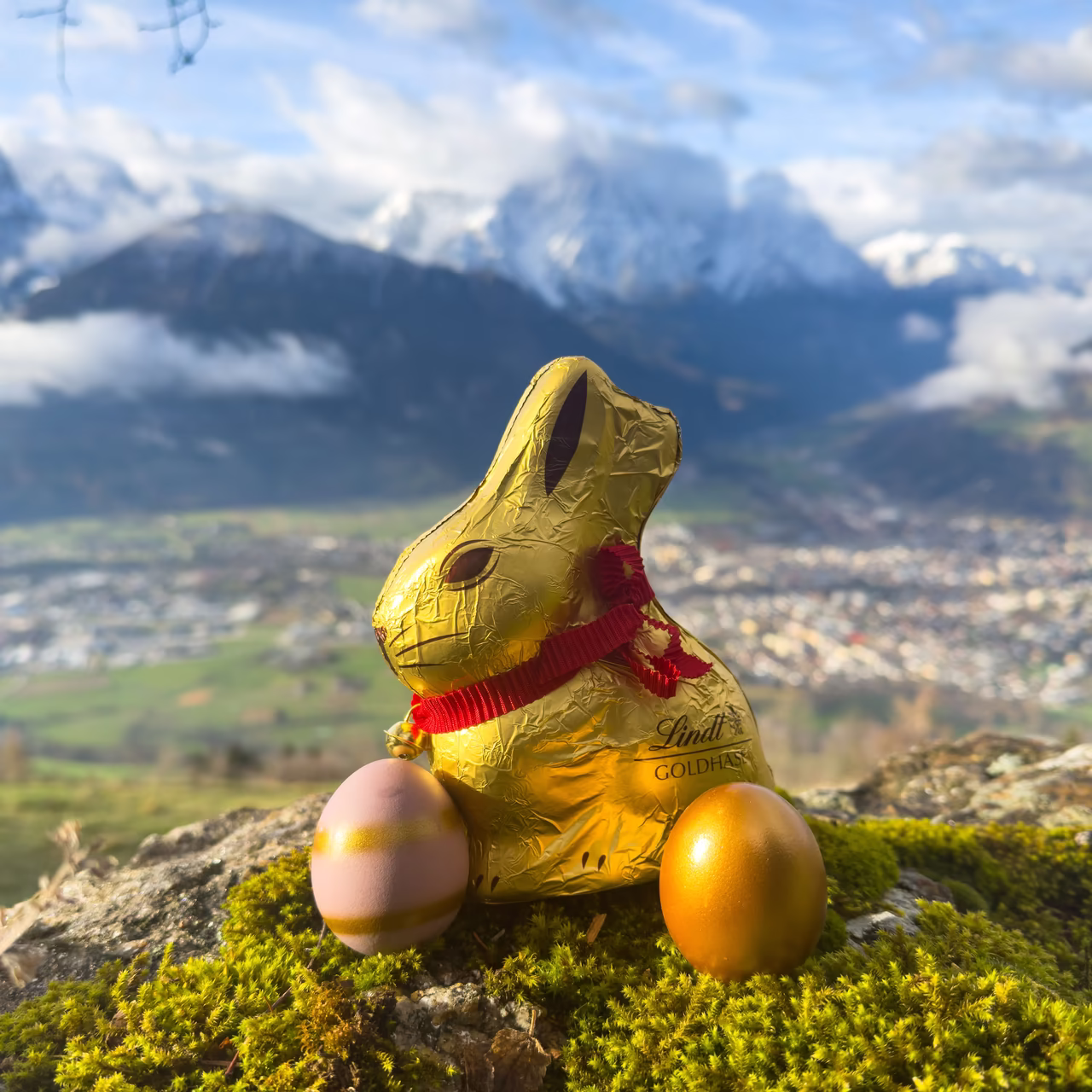 Schokoladen-Osterhase mit Lienz im Hintergrund © Peter Maier / TVB Osttirol