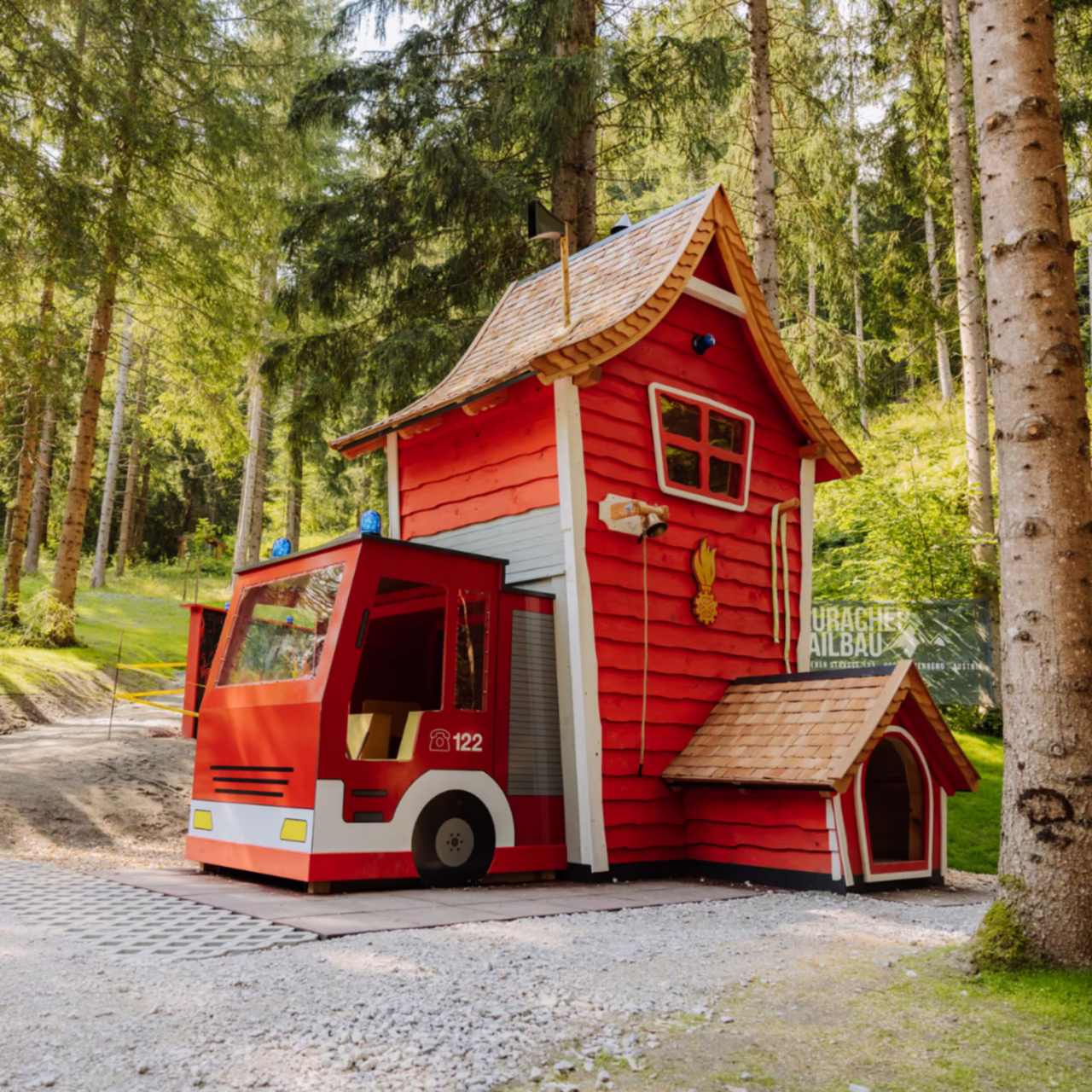Holzhaus als Feuerwehrauto im Wald für Kinder zum spielen