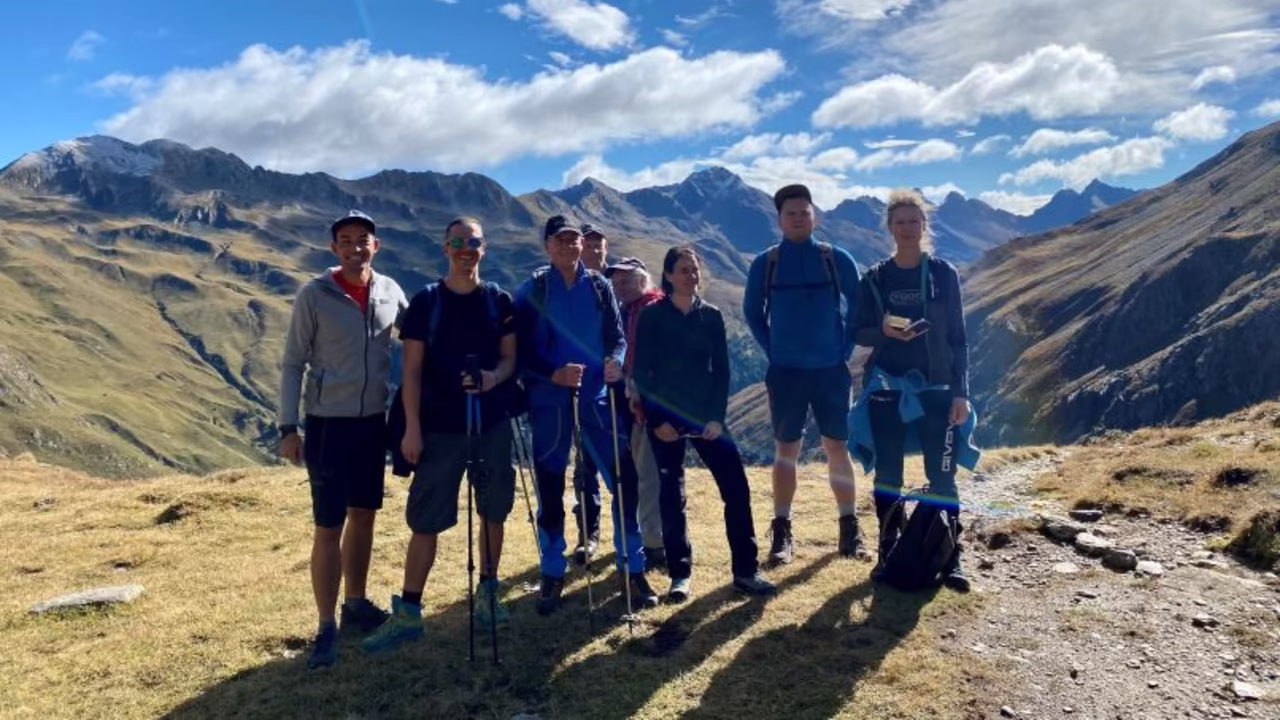Wandergruppe mit Erwachsener Leute in den Bergen