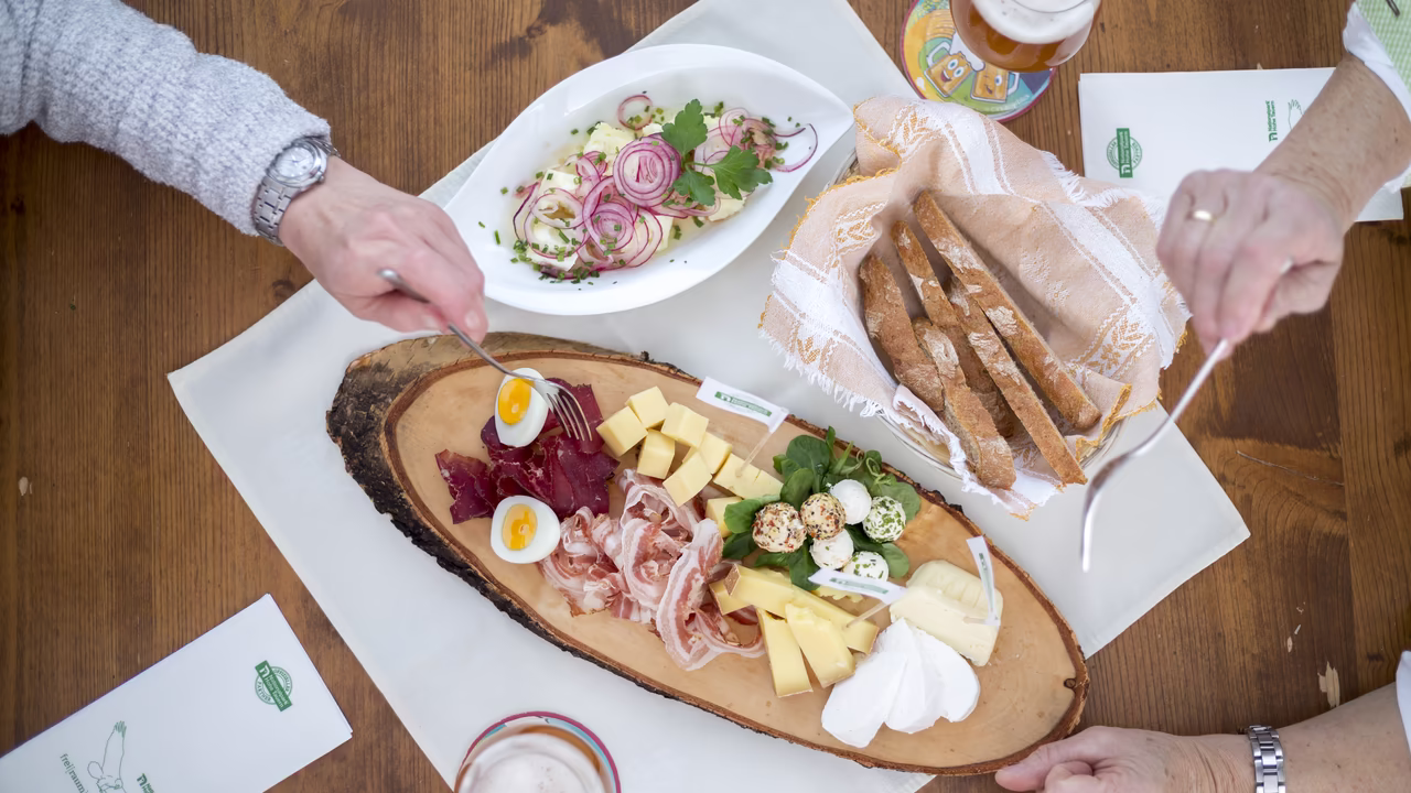 Brettljause von oben mit regionale Osttiroler Produkten © Martin Lugger / TVB Osttirol