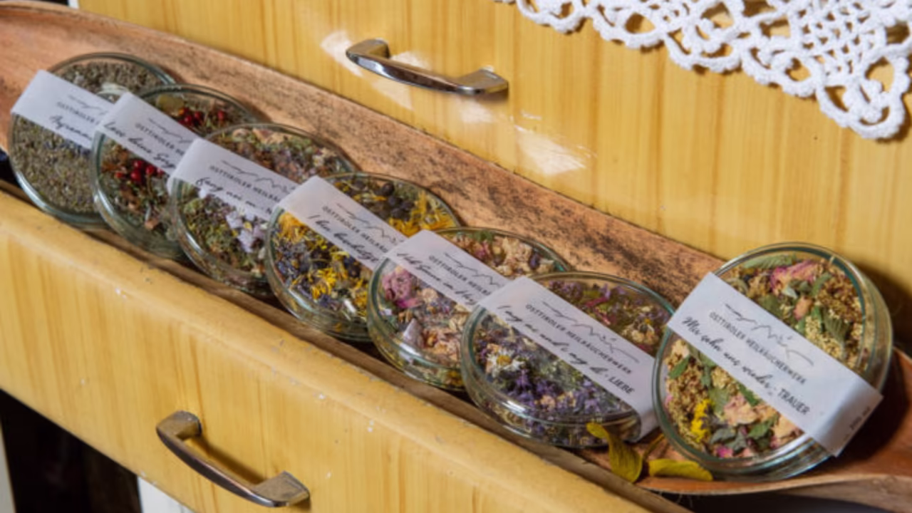 Runde Glasbehälter mit getrockneten Kräutern & Blüten © Christine Wallensteiner