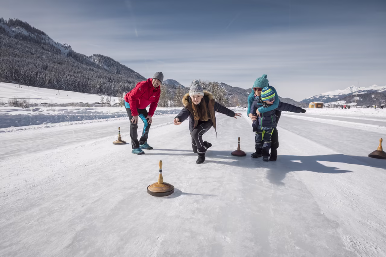 Eisstockschießen am Weissensee in Kärnten © Martin Steinthaler (tinefoto) Eisstockschießen am Weissensee in Kärnten © Martin Steinthaler (tinefoto)
