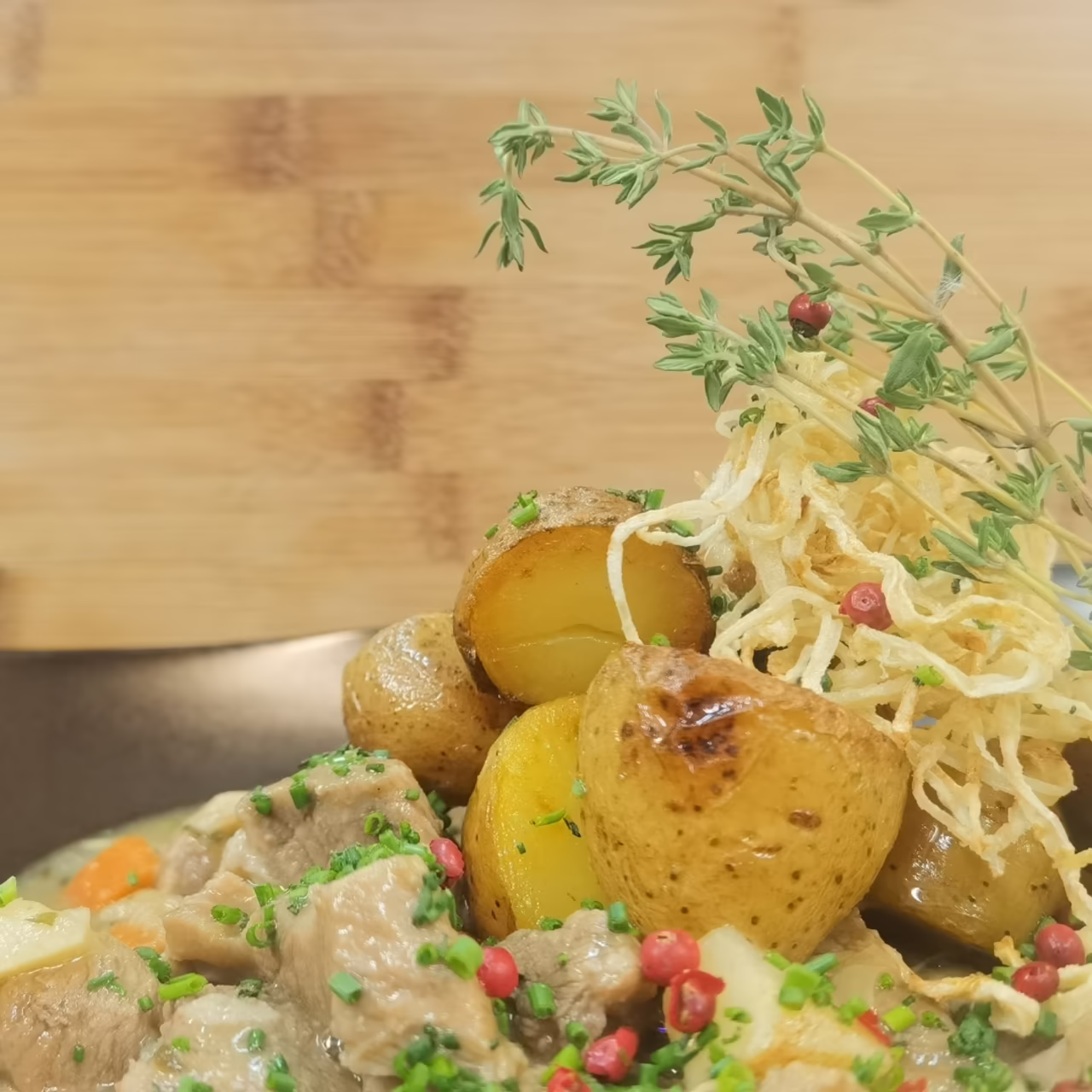 Irish Stew vom Osttiroler Berglamm & geräucherte Whiskey-Kartoffeln © Winkler Hotels