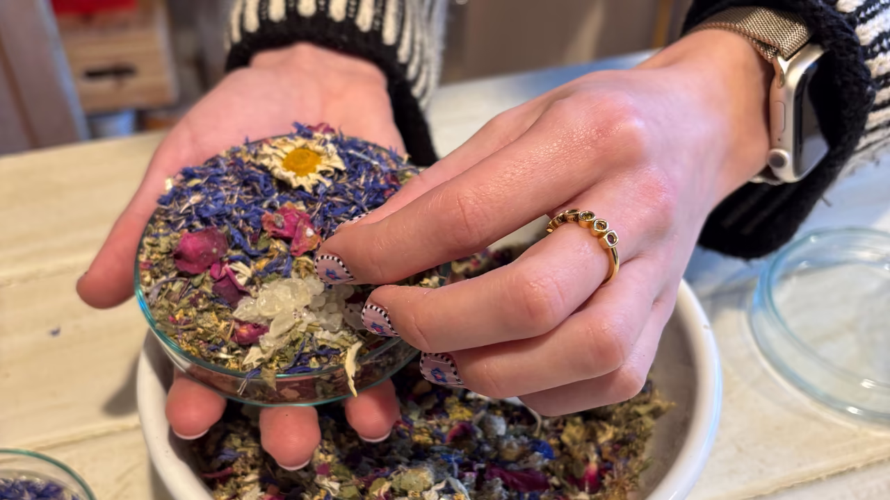 Offene Glasschale und Schüssel mit getrockneten Kräutern © Christine Wallensteiner