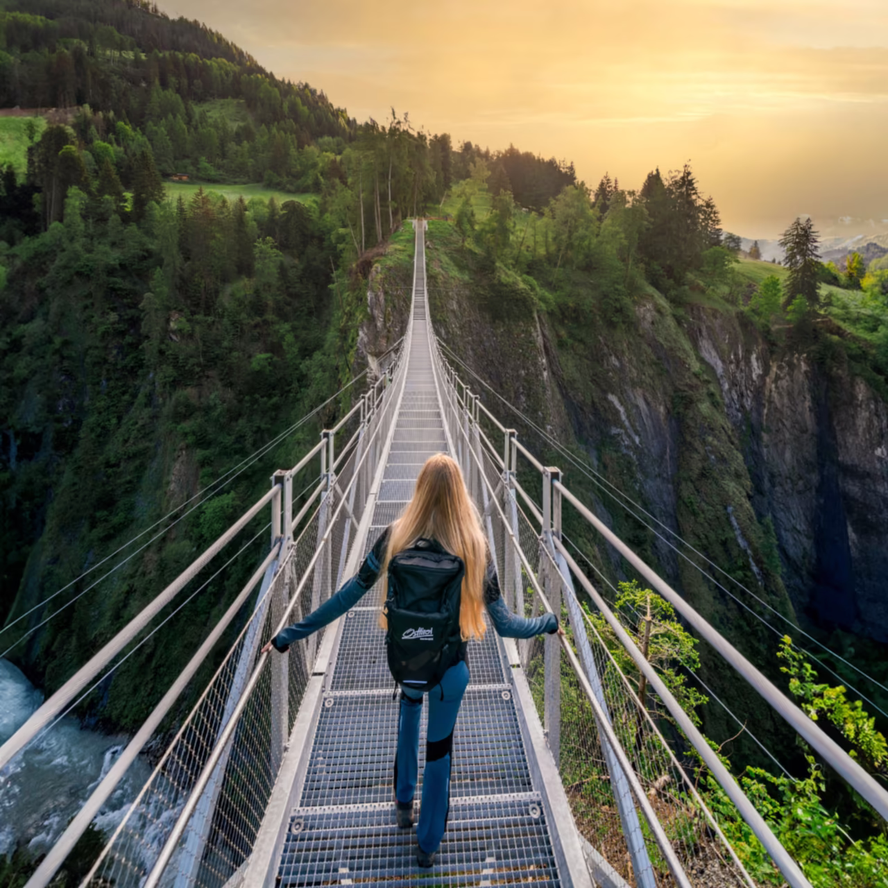 Iseltrail lange Hangebrueckebei Sonnenuntergang 
