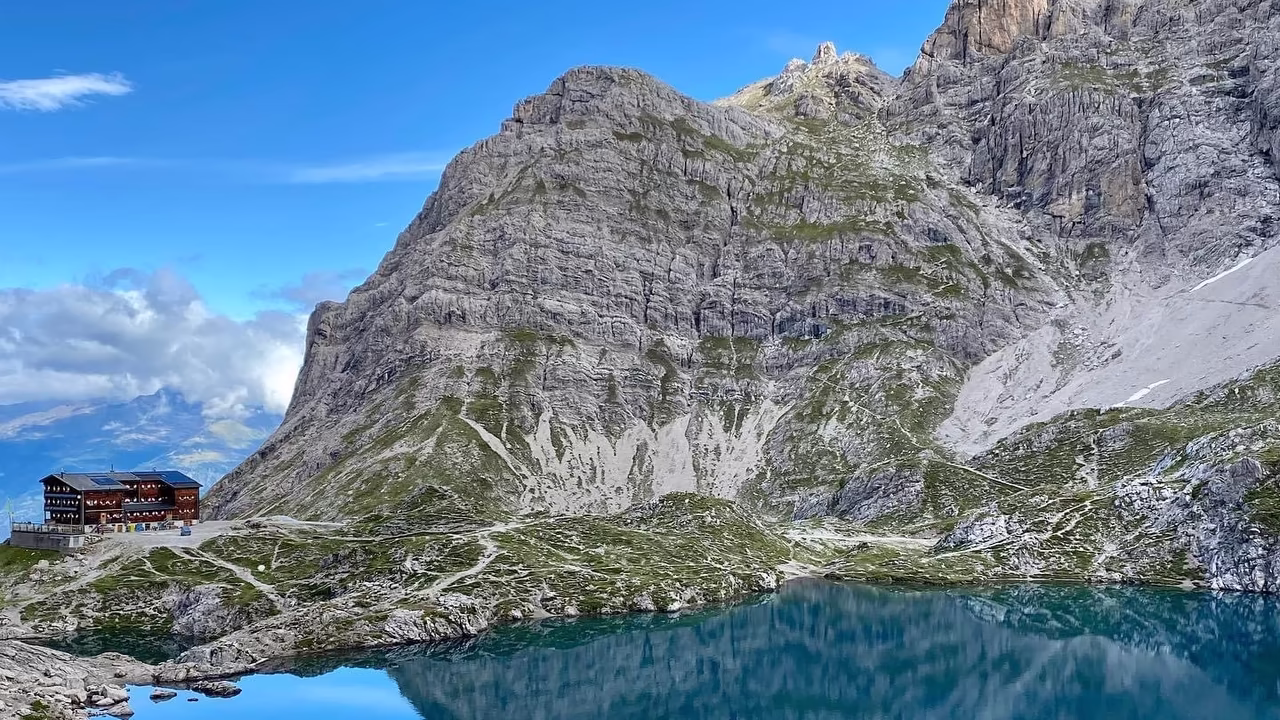 Karlsbader Hütte in den Lienzer Dolomiten © Winkler Hotels / Thomas Winkler Karlsbader Hütte in den Lienzer Dolomiten © Winkler Hotels / Thomas Winkler