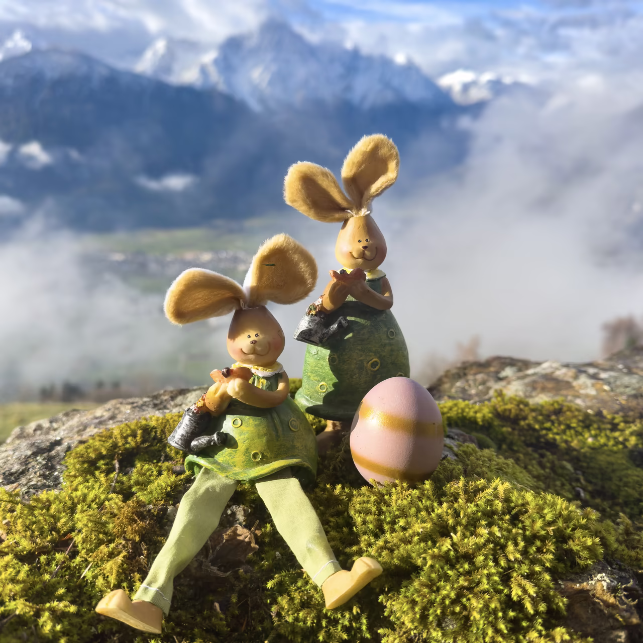 Deko-Osterhasen mit Lienz im Hintergrund © Peter Maier / TVB Osttirol