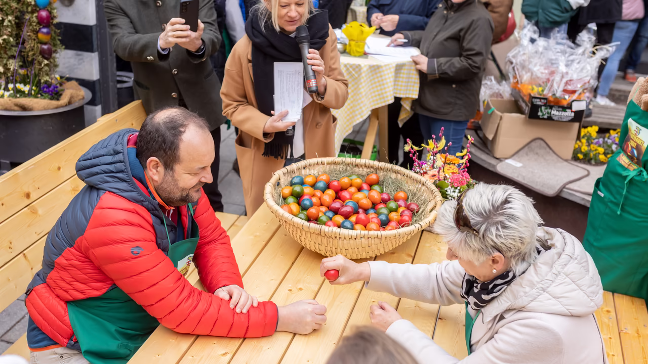 Ostermarktbesucher beim "Eierpecken" in Lienz © Brunner Images