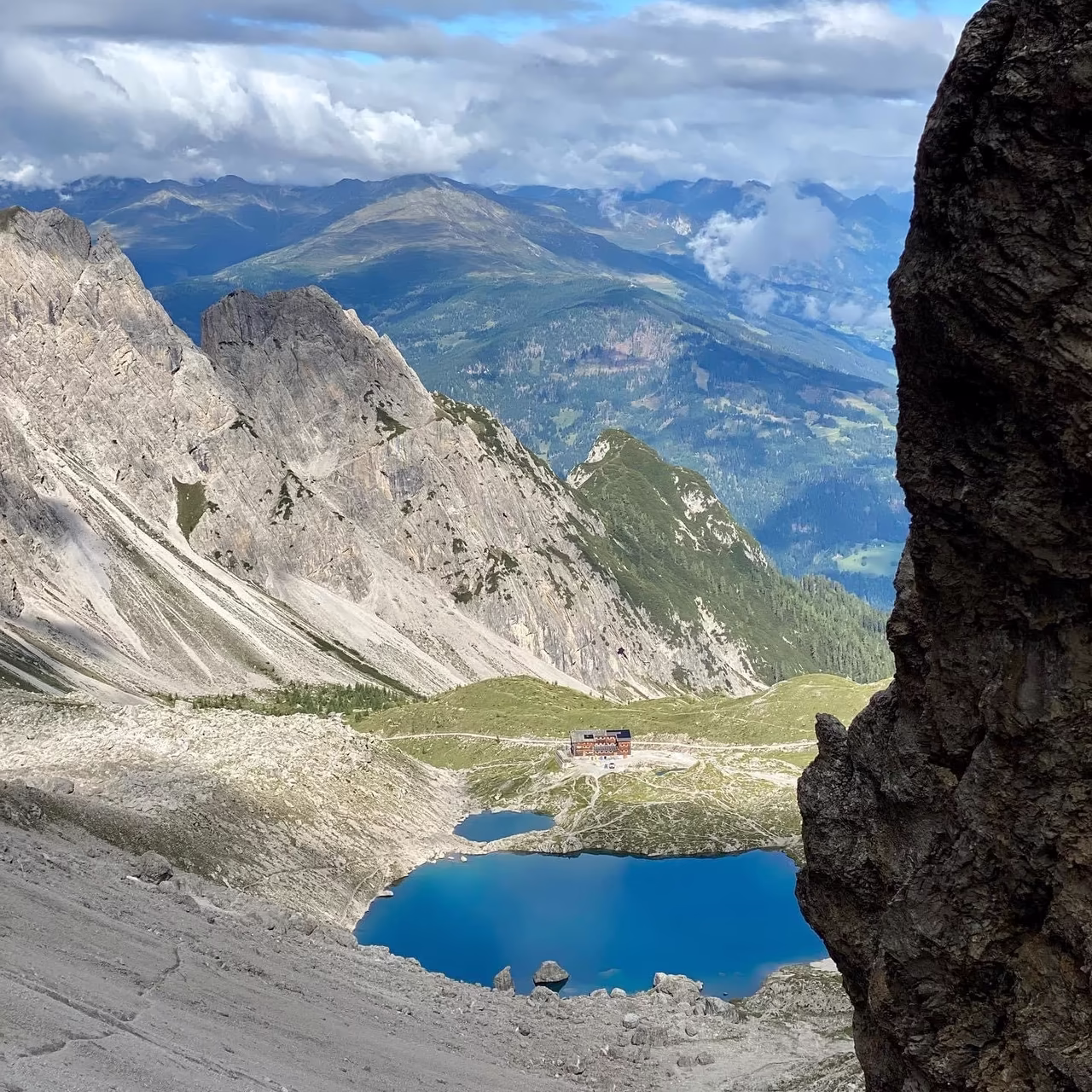 Lienzer Dolomiten - Blick auf die Karlsbader Hütte © Winkler Hotels / Thomas Winkler Lienzer Dolomiten - Blick auf die Karlsbader Hütte © Winkler Hotels / Thomas Winkler