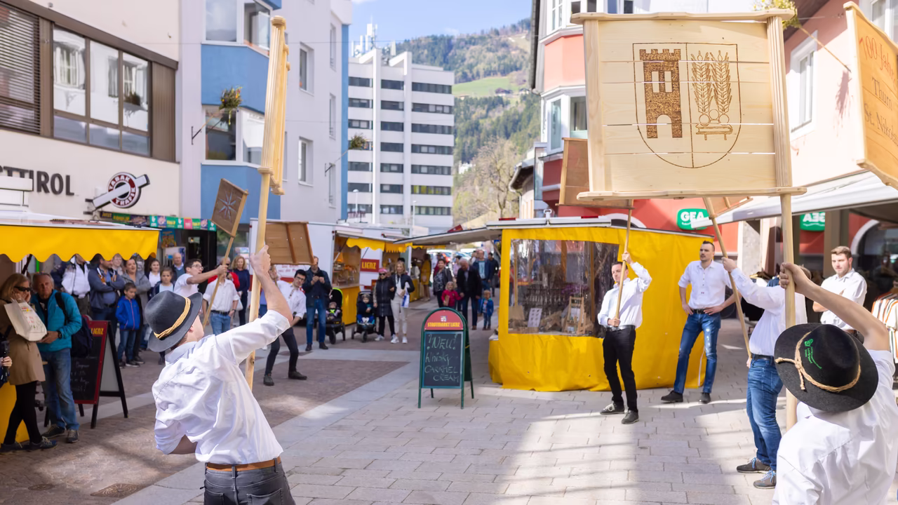 Junge Männer beim Osterbrauch "Ratschen" in Lienz © Brunner Images