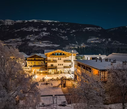 Dolomitenhof bei Nacht im Winter © TO-Productions