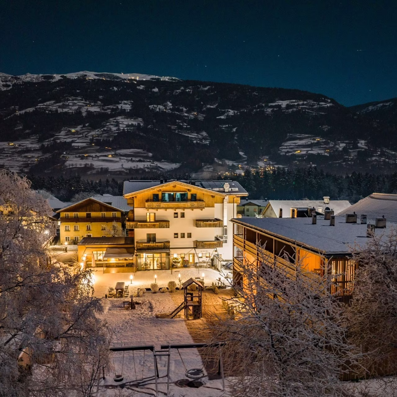 Dolomitenhof bei Nacht im Winter © TO-Productions