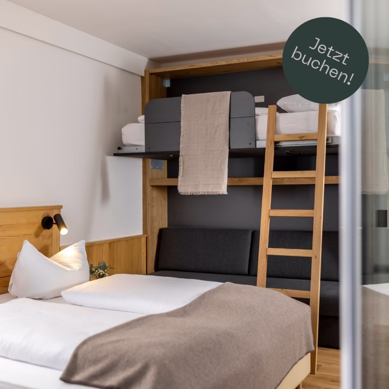 Familienzimmer mit Stockbett im Hotel Moarhof