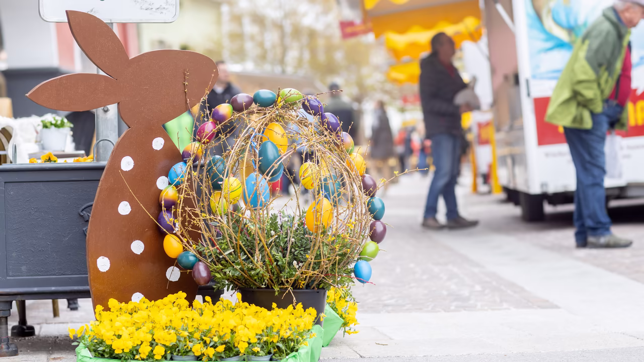 Dekoration Ostermarkt in Lienz (Osttirol) © Brunner Images