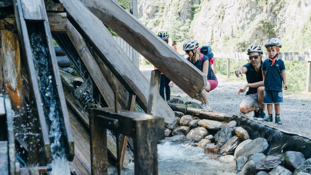 Wasserspielplatz mit verschiedenen Geräten für Kinder 