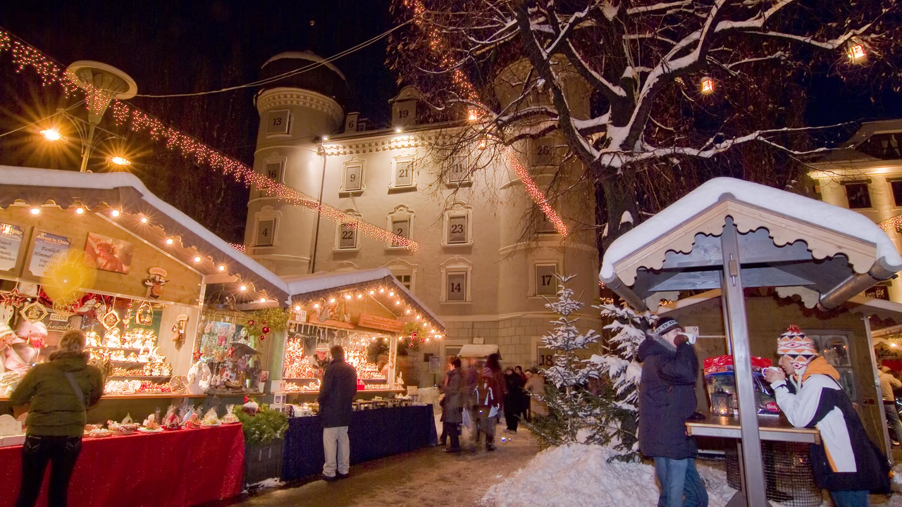 Adventmarkt in Lienz am Abend © TVB Osttirol / Armin Zlöbl