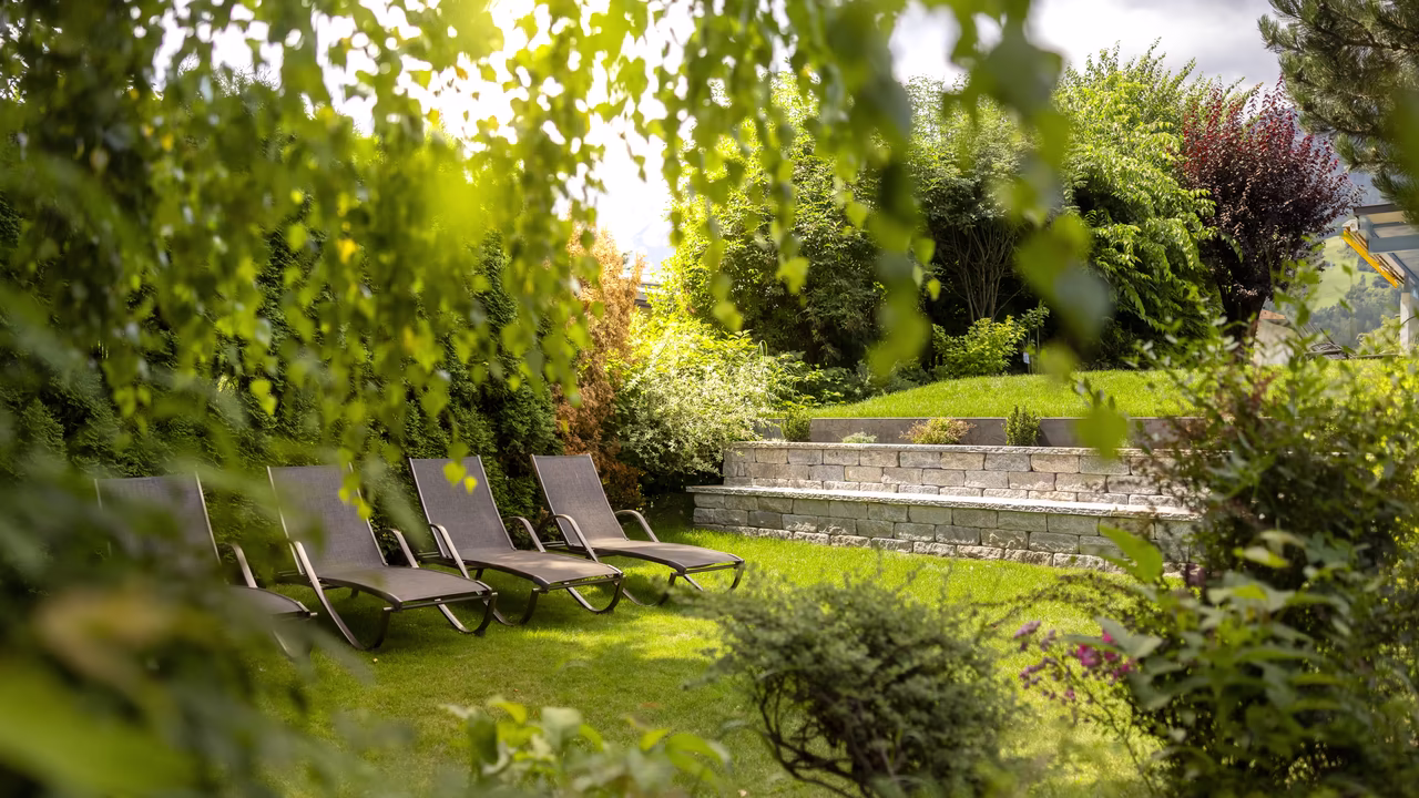 Garten mit Liegenstühlen - Hotel Moarhof © Martin Lugger