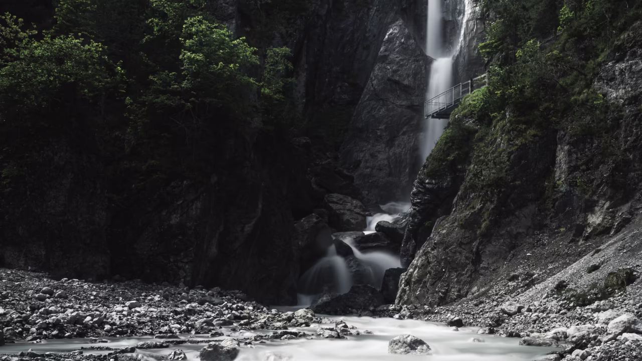 großer Wasserfall im Wald