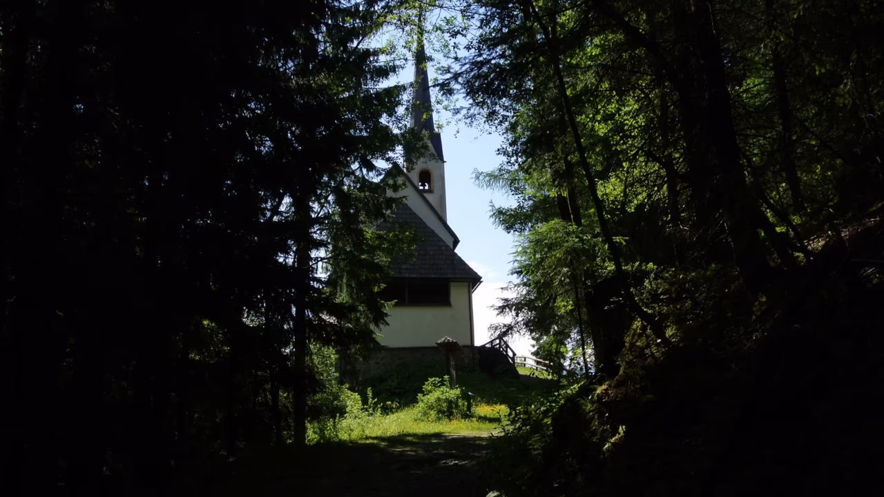 Kleine Kirche im Wald 